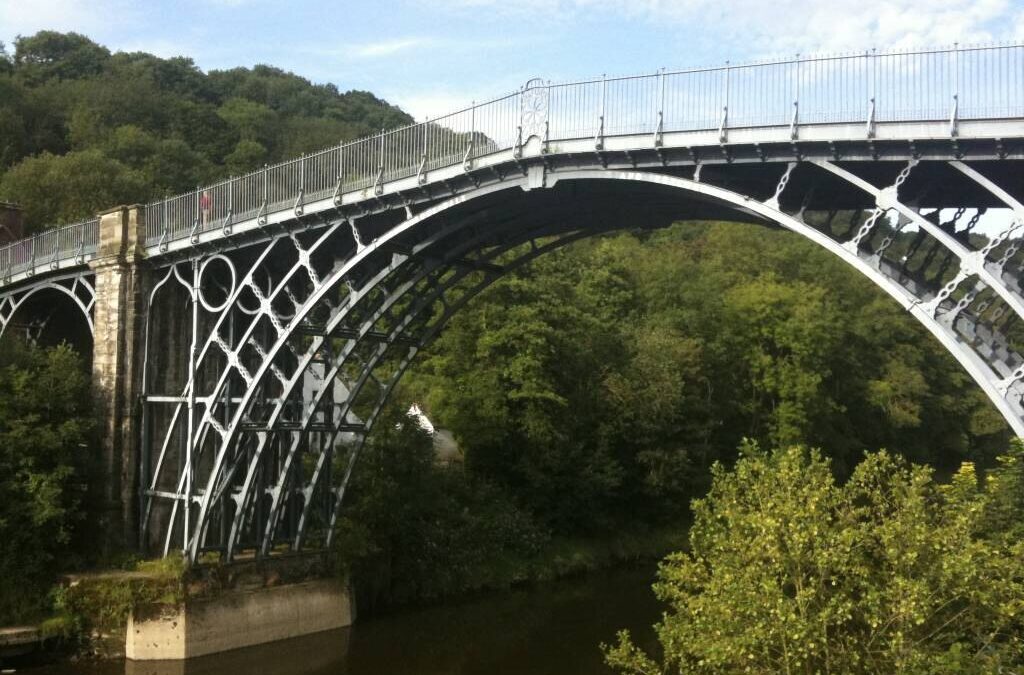 Ironbridge face aux inondations : Solutions durables pour protéger la ville historique de la Severn