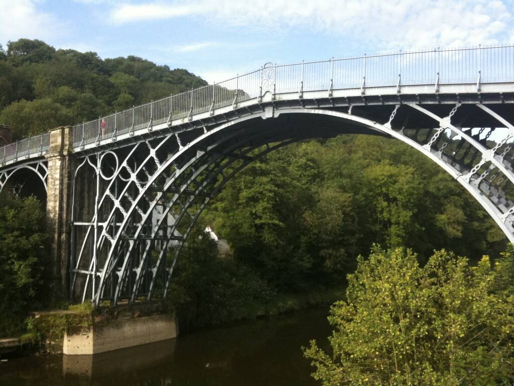 Ironbridge face aux inondations : Solutions durables pour protéger la ville historique de la Severn