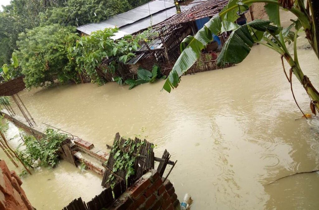 Catastrophe au Népal : Glissement de terrain emporte deux bus et laisse 63 disparus