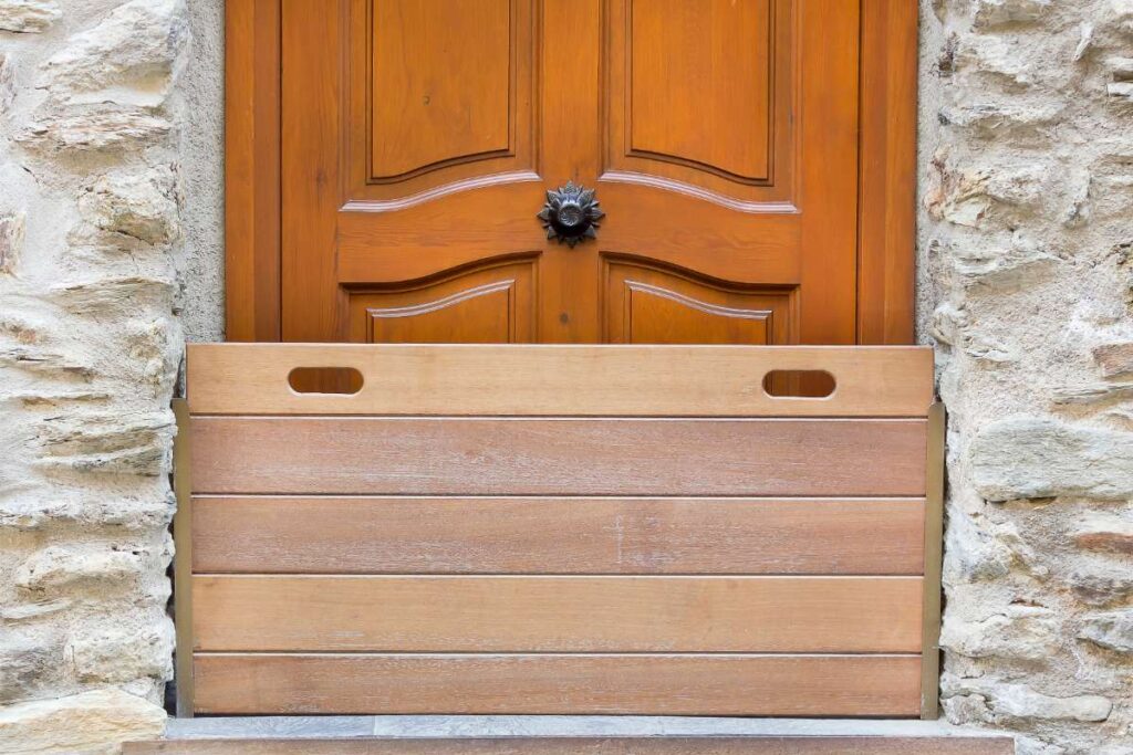 Une barrière anti-inondation placée devant une porte en bois