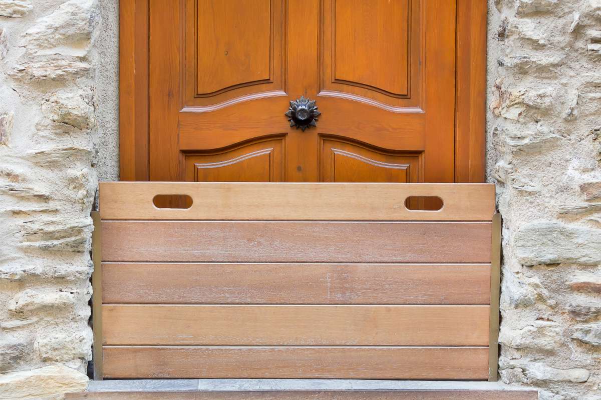 Une barrière anti-inondation placée devant une porte en bois