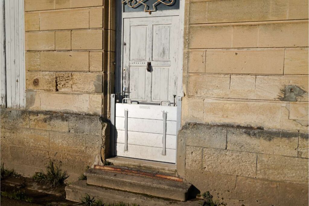 Batardeau placé devant la porte d'une habitation