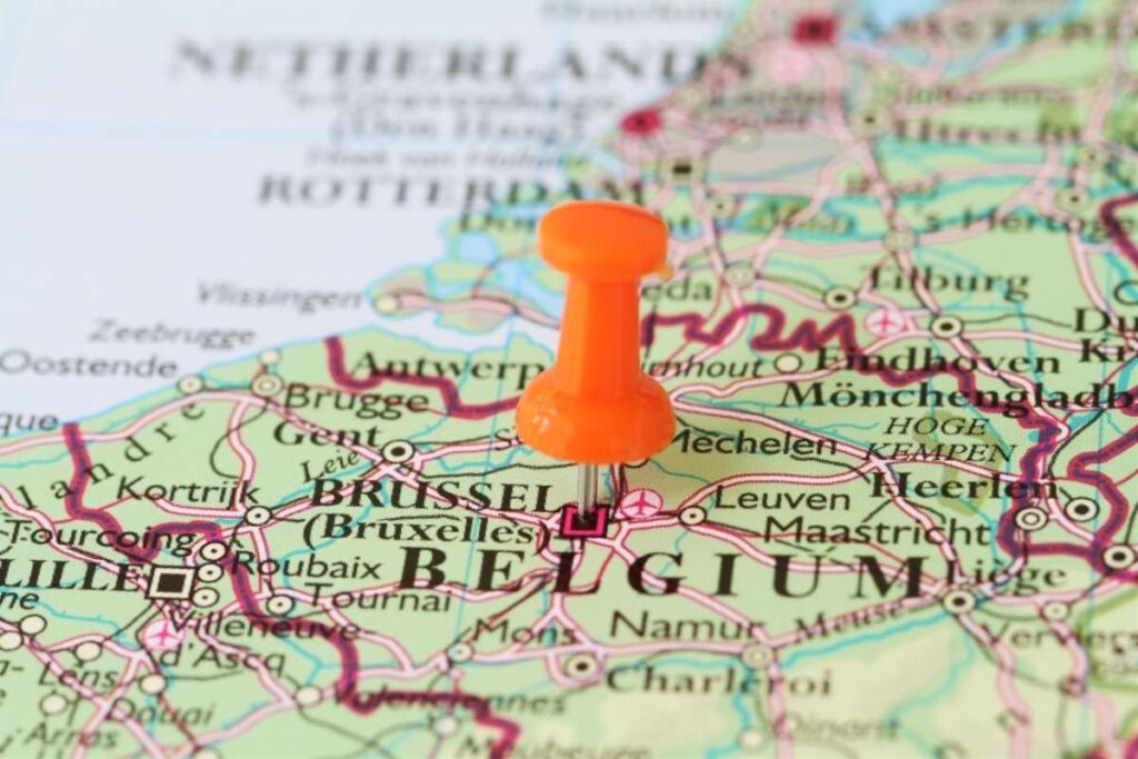 Carte détaillée de la Belgique avec une punaise orange marquant Bruxelles, illustrant les zones inondables.