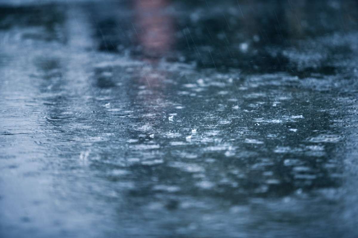 données-météorologiques-prévision-inondations Pluie sur le sol qui provoque des inondations