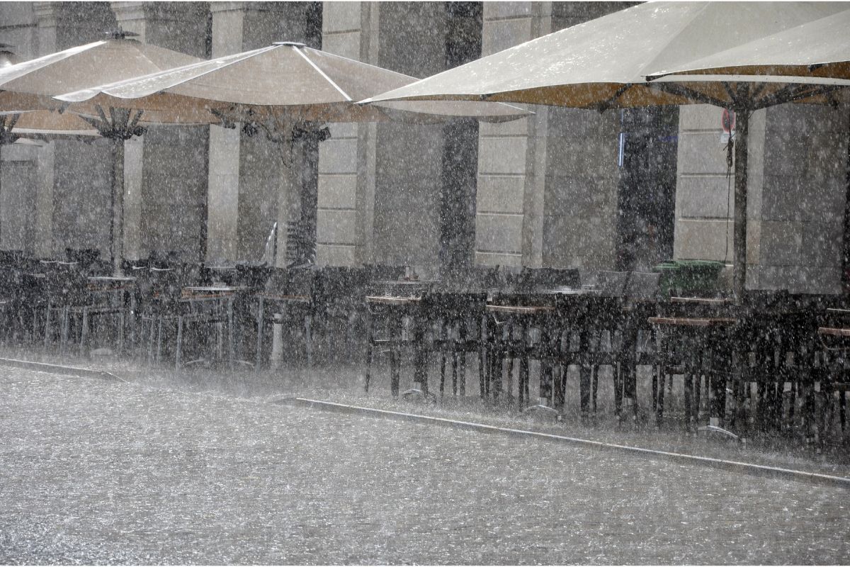 catalogne-inondations Terrasse avec pluie en Catalogne