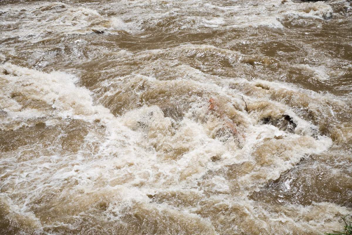 Gros plan sur de l'eau lors de la montée des eaux
